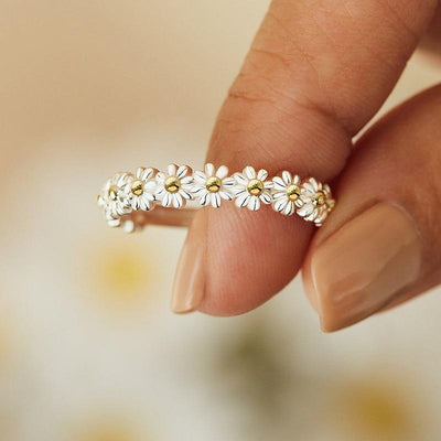 Adjustable silver ring with hand-painted enamel daisy